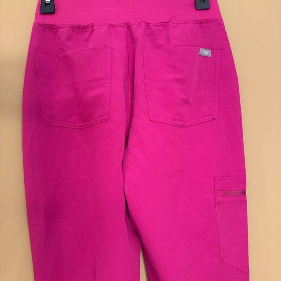 Figs NWT Raspberry Zamora jogger scrub pants - Picture 5 of 13